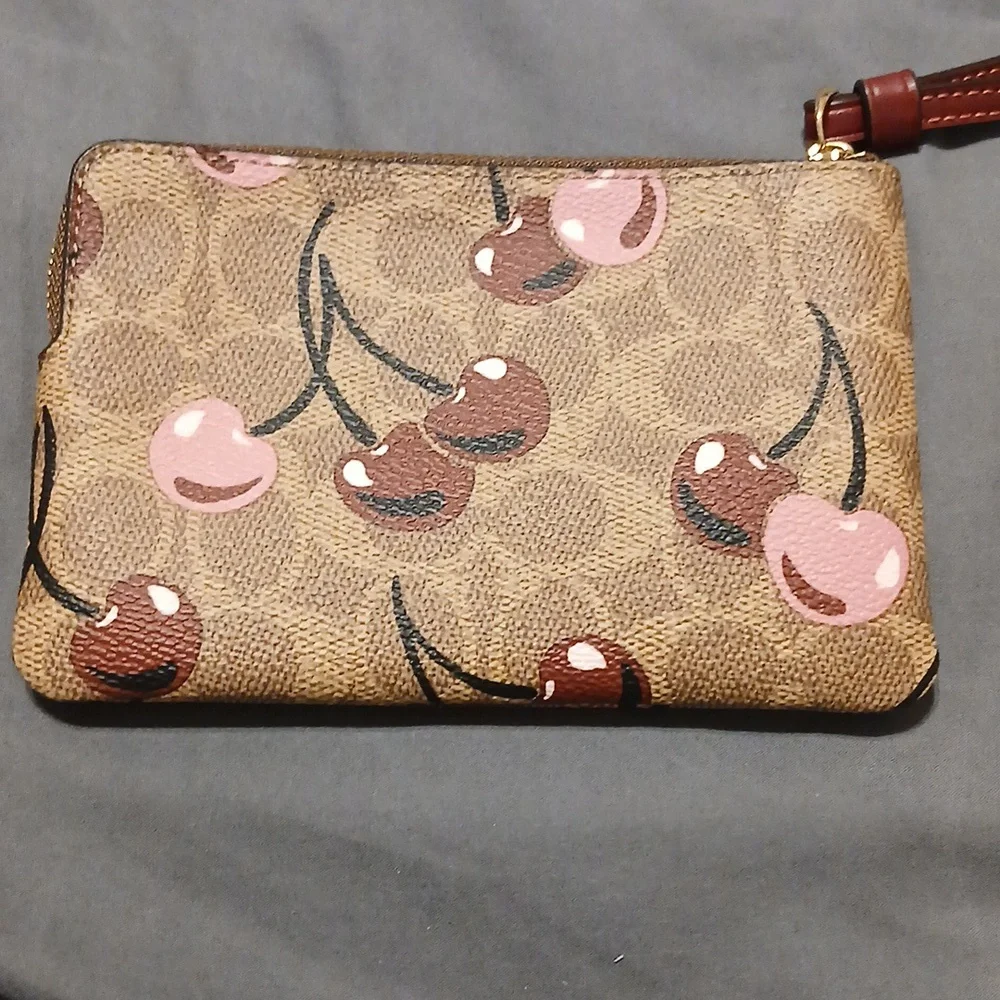 COACH CORNER ZIP WRISTLET IN SIGNATURE WITH CHERRY - Picture 2 of 4